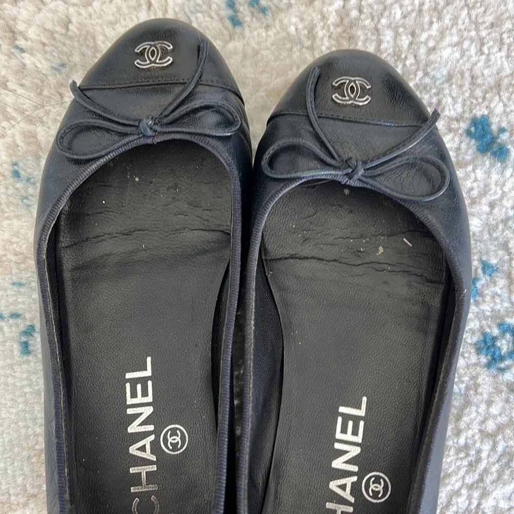 Chanel navy blue Interlocking CC logo leather ballet flats 35 - Picture 2 of 6